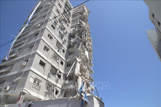 Bệnh viện Israel trúng tên lửa trong đợt tấn công lớn nhất của Iran