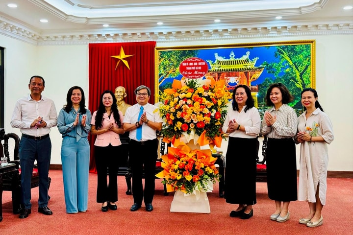 Phó Chủ tịch UBND thành phố Hà Nội Trương Việt Dũng thăm, chúc mừng Sở Văn hóa và Thể thao cùng một số cơ quan báo chí