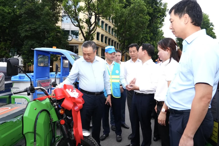 Hà Nội ra quân vận hành phương tiện vệ sinh môi trường hiện đại