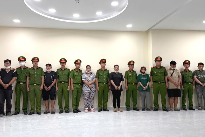 Triệt phá đường dây sản xuất, buôn bán nước hoa giả với số lượng đặc biệt lớn