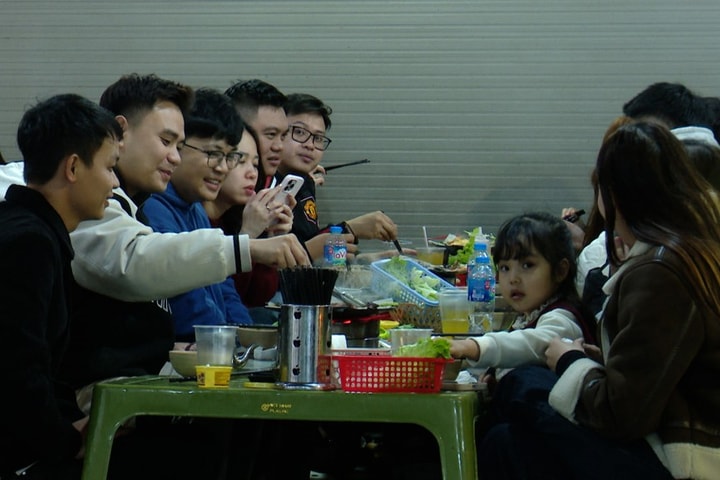 Thức khuya uống trà sữa thay nước lọc: Giới trẻ tự bào mòn thận