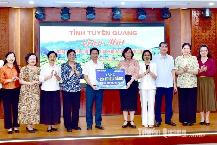 Đoàn đại biểu Quốc hội Hà Nội phối hợp trao hỗ trợ xóa nhà tạm tại tỉnh Tuyên Quang