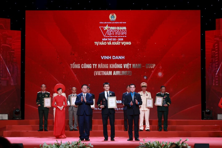 Vietnam Airlines được vinh danh tại chương trình "Vinh quang Việt Nam 2025"