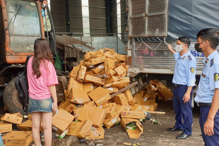 Quản lý thị trường Hà Nội: Giám sát việc tiêu hủy hơn 2,5 tấn nấm kim châm quá hạn sử dụng