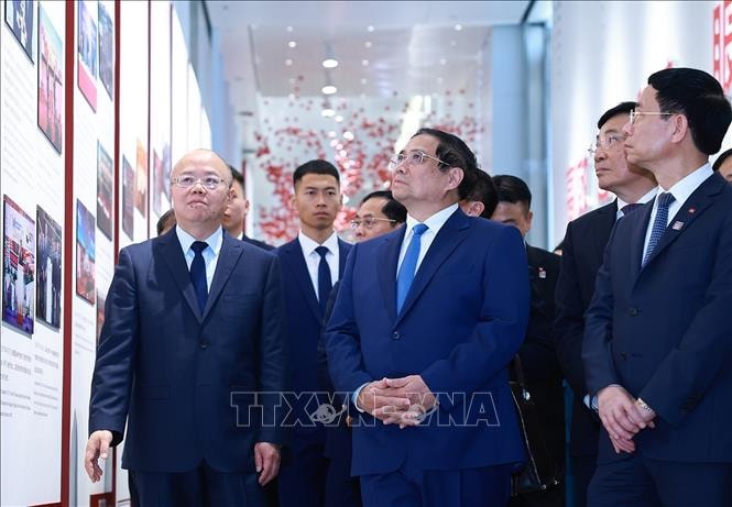 Thủ tướng Phạm Minh Chính tìm hiểu hoạt động của Sàn giao dịch chứng khoán, Trung tâm tài chính quốc tế tại Thượng Hải