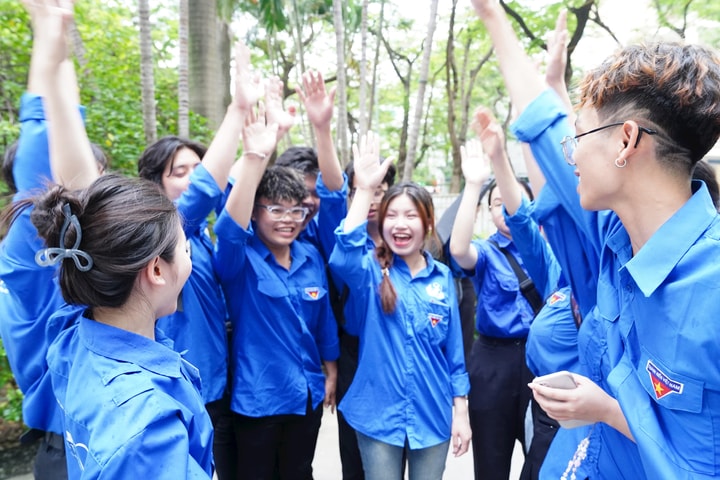 Nét đẹp áo xanh tình nguyện trong kỳ thi tốt nghiệp THPT 2025