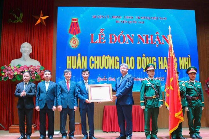 Huyện Quốc Oai đón nhận Huân chương Lao động hạng Nhì