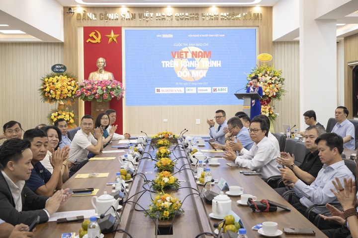 Phát động cuộc thi ảnh báo chí "Việt Nam trên hành trình đổi mới"