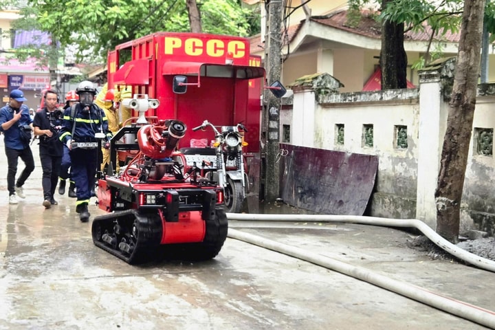 Hà Nội: Huy động robot thực tập chữa cháy kho xưởng nằm sâu trong khu dân cư