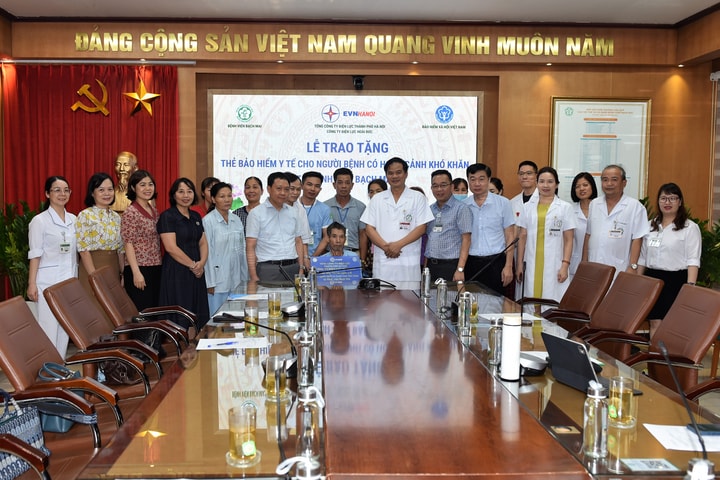 Trao tặng thẻ bảo hiểm y tế cho người còn khó khăn - Gieo nhân ái, lan tỏa yêu thương