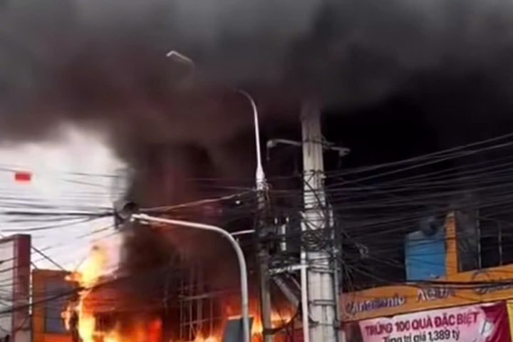 Điều tra nguyên nhân vụ cháy siêu thị Điện máy Xanh tại Đồng Nai