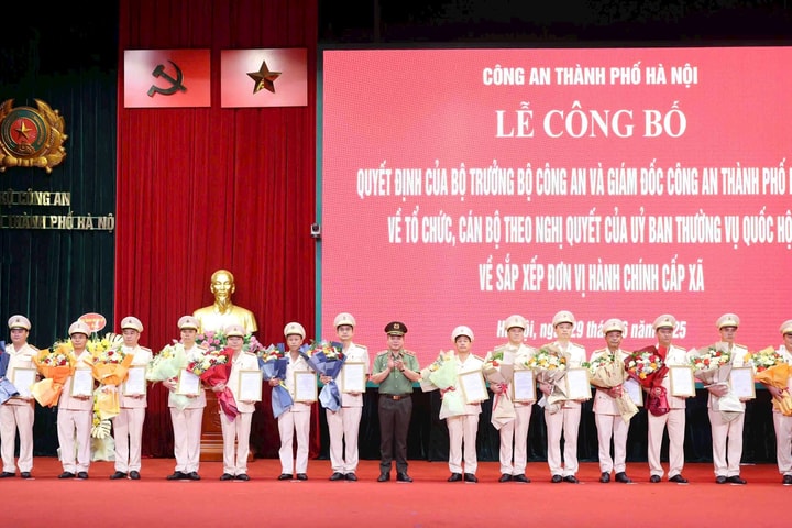 Hà Nội công bố tổ chức, cán bộ Công an 126 xã, phường