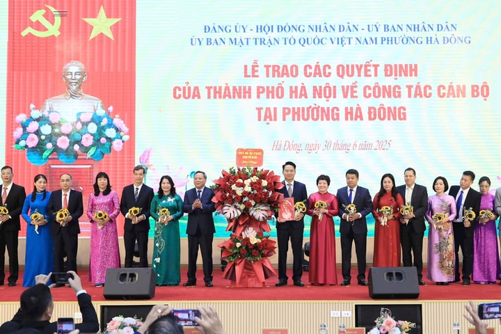 Công bố quyết định nhân sự tại hai phường Hà Đông và Dương Nội