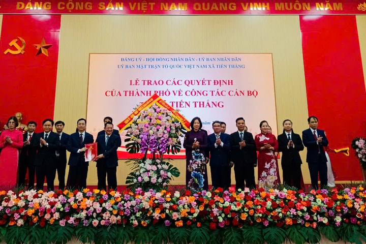 Chủ tịch Hội Liên hiệp phụ nữ Hà Nội Lê Kim Anh trao quyết định cho cán bộ chủ chốt 2 xã: Tiến Thắng, Yên Lãng