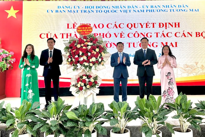 Trao quyết định về công tác cán bộ tại các phường Tương Mai, Hoàng Liệt, Định Công