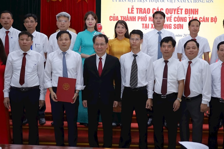 Công bố thành lập và chức danh cán bộ xã Hồng Sơn