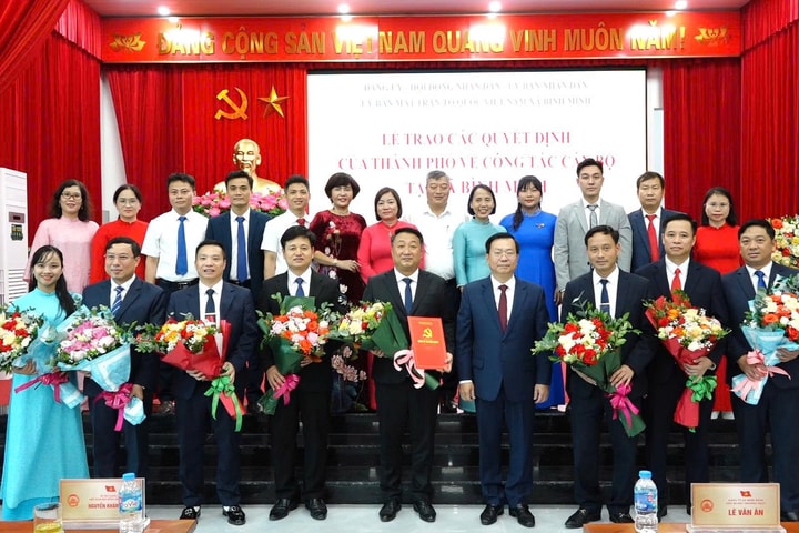 Giám đốc Sở Công Thương Hà Nội Võ Nguyên Phong trao quyết định về nhân sự tại các xã: Thượng Phúc, Bình Minh