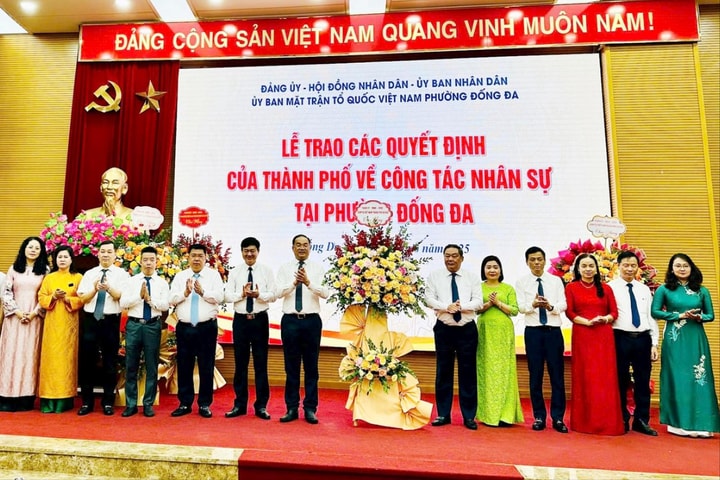 Trao quyết định nhân sự các phường Đống Đa, Kim Liên, Ô Chợ Dừa, Văn Miếu - Quốc Tử Giám