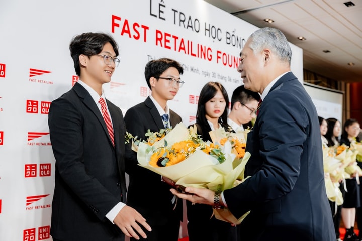 Fast Retailing trao tặng học bổng năm thứ ba liên tiếp dành cho học sinh Việt Nam