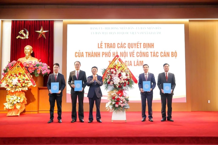 Phó Chủ tịch HĐND thành phố Hà Nội Phạm Quí Tiên trao quyết định về nhân sự tại các xã: Gia Lâm, Phù Đổng, Thuận An