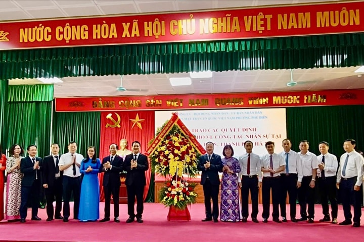 Trao quyết định nhân sự tại các phường Phú Diễn, Tây Tựu, Đông Ngạc, Xuân Đỉnh