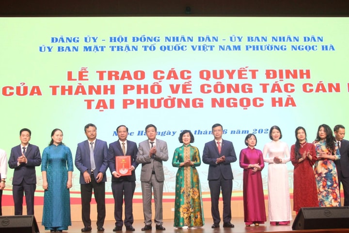 Trao quyết định công tác cán bộ tại các phường Ba Đình, Ngọc Hà, Giảng Võ