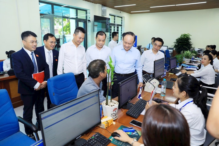 Chủ tịch HĐND thành phố Nguyễn Ngọc Tuấn kiểm tra hoạt động của bộ máy chính quyền xã Phú Xuyên