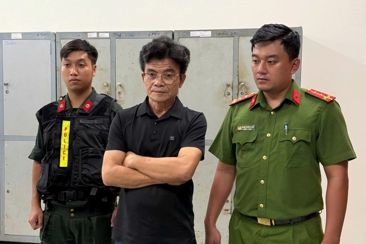 Triệt phá đường dây sản xuất, mua bán gần 70.000 chai dầu gió Con Ó giả