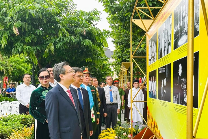 Trưng bày 100 hình ảnh, tư liệu quý giá về Tổng Bí thư Nguyễn Văn Linh
