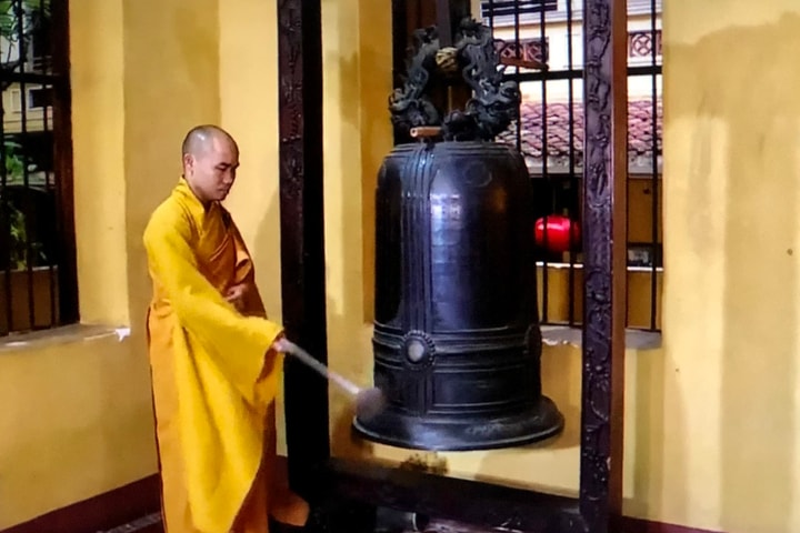 Đúng 6h sáng 1-7, các chùa trên toàn quốc cử chuông, trống cầu Quốc thái dân an