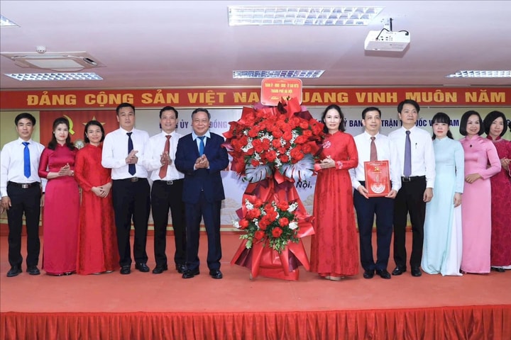Phó Bí thư Thường trực Thành ủy Hà Nội trao quyết định công tác cán bộ tại các phường Dương Nội