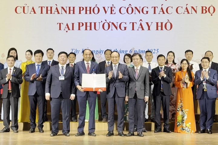 Lễ trao quyết định công tác cán bộ tại phường Tây Hồ, Hồng Hà