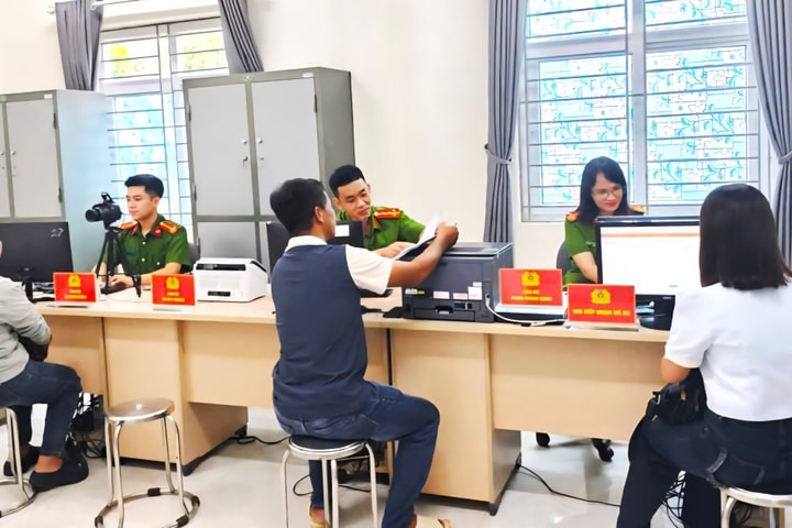 Người dân hài lòng trong ngày đầu tiên đến làm việc tại trụ sở Công an phường, xã