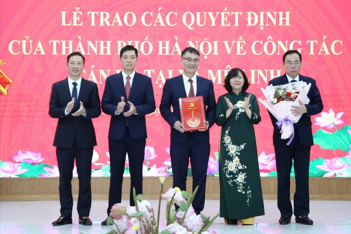 Bí thư Thành ủy Hà Nội Bùi Thị Minh Hoài trao quyết định về công tác cán bộ tại xã Mê Linh