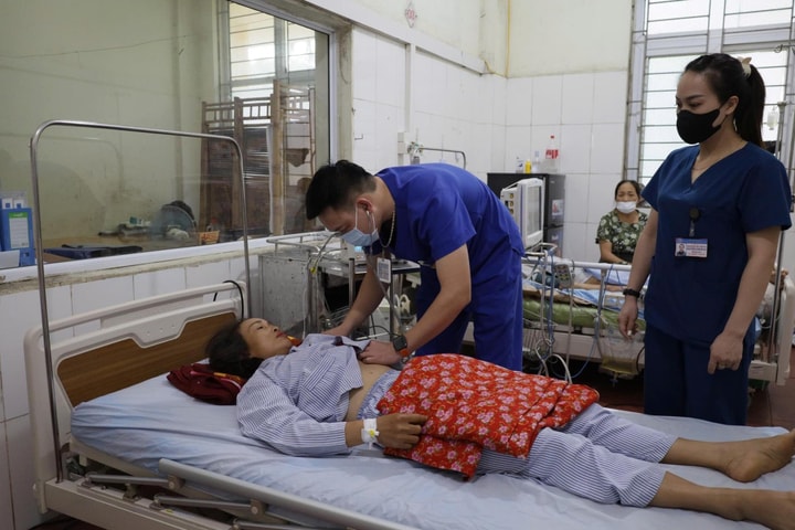 Cấp cứu kịp thời 2 bệnh nhân bị sét đánh khi đang cấy lúa ở ruộng
