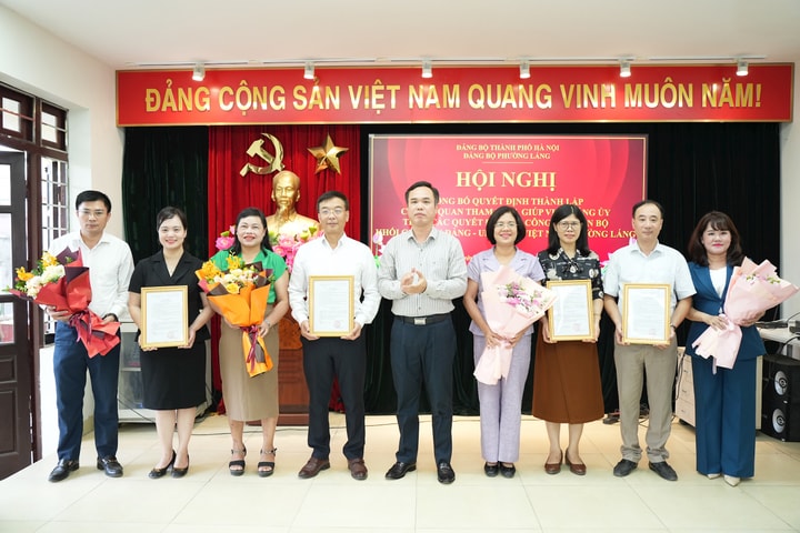 Phường Láng trao các quyết định về công tác cán bộ
