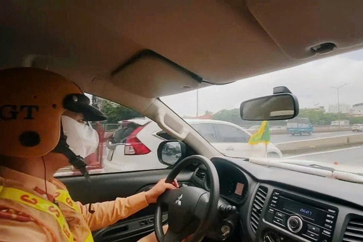 Cảnh sát giao thông Hà Nội đưa người bị đột quỵ đi cấp cứu kịp thời