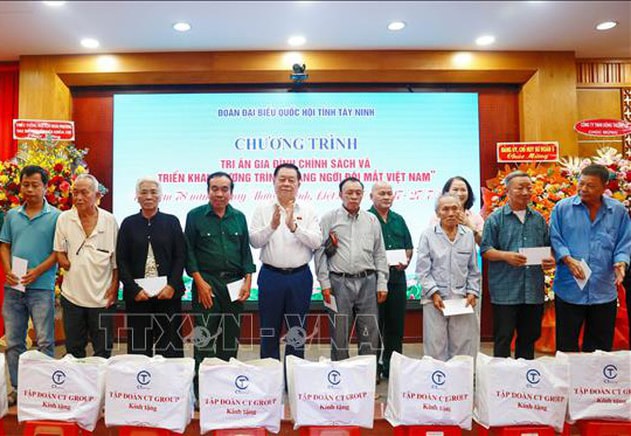 Trưởng ban Tuyên giáo và Dân vận Trung ương Nguyễn Trọng Nghĩa tặng quà gia đình chính sách tại tỉnh Tây Ninh