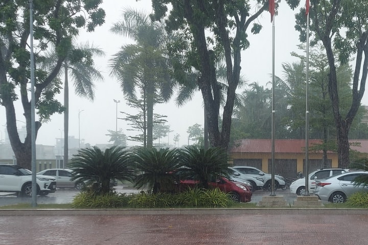 Hà Nội: Ngày nắng nóng, đêm mưa dông