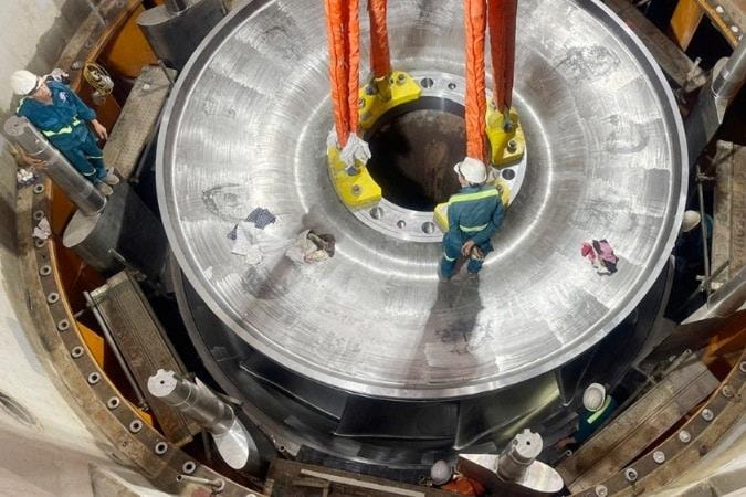 Hạ đặt thành công Rotor tổ máy số 1 - Dự án Thủy điện Hòa Bình mở rộng