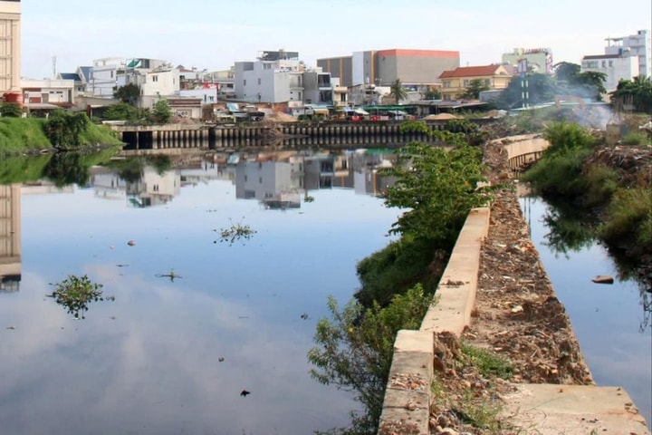Kênh dài nhất TP Hồ Chí Minh chậm tiến độ, dân khổ vì ô nhiễm