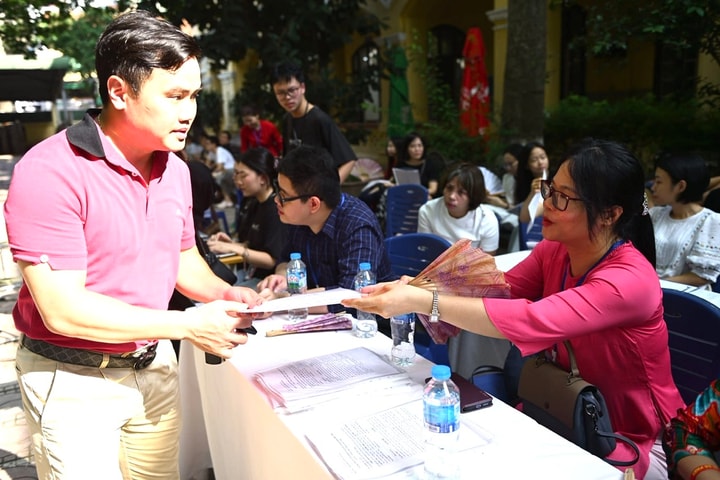 Nhập học lớp 10 tại Hà Nội: Trực tuyến tiện lợi, trực tiếp vẫn đông