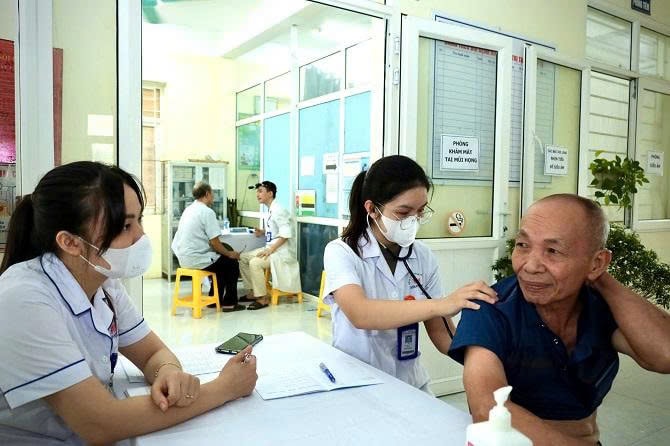 Khám, cấp phát thuốc, tặng quà tri ân người có công với cách mạng