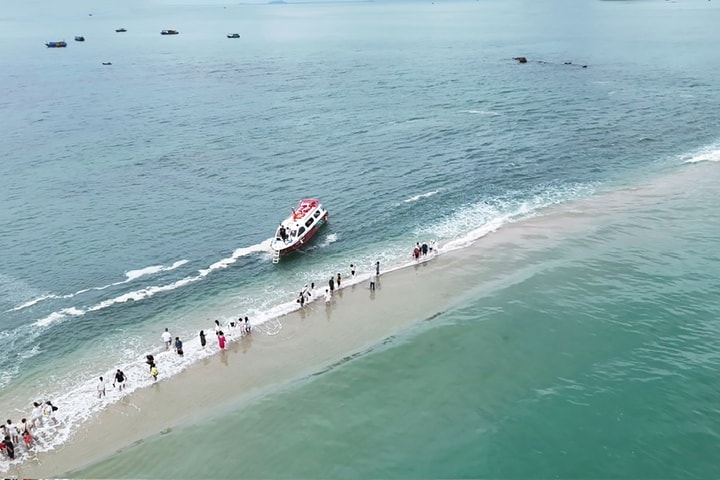 Kỳ thú con đường trên biển tại đảo Cá Chép