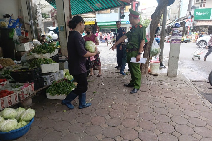 Công an phường Ba Đình giải quyết vi phạm trật tự đô thị sau phản ánh của Báo Hànộimới