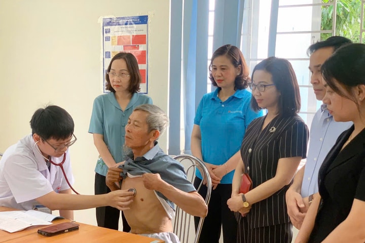 Xã Đan Phượng khám, tư vấn sức khỏe, tặng quà người có công với cách mạng