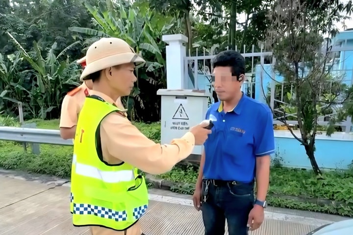 Tài xế chở 45 khách, nồng độ cồn kịch khung bị phạt 40 triệu, tước bằng 23 tháng