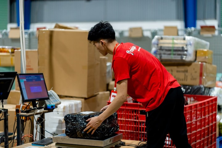 Từ ngày 1-8, hàng nhập khẩu qua chuyển phát nhanh giá trị dưới 1 triệu đồng chịu thuế giá trị gia tăng