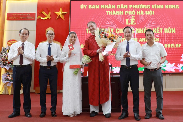 Phường Vĩnh Hưng tổ chức lễ trao Giấy chứng nhận kết hôn có yếu tố nước ngoài