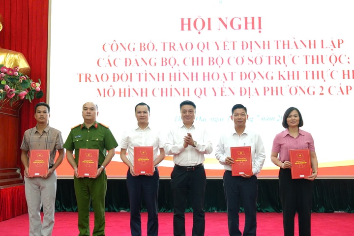 Đảng ủy xã Thanh Oai công bố quyết định thành lập 36 Đảng bộ, chi bộ cơ sở